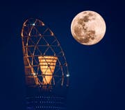 استمتع بمشاهدة القمر الوردي العملاق المذهل في قطر
