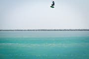 استمتع بتجربة ركوب الأمواج بالطائرة الورقية في قطر 
