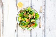 grüner Salat (Feldsalat, Ruccola, baby Spinat, Lollo, Rote Beete Blätter) mit Avocado und Lachs