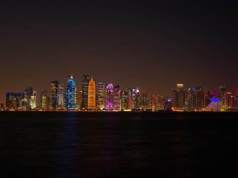 Exclusivité transit - explorez Doha la nuit avec un véhicule de luxe