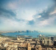 Silueta de edificios en el horizonte de Doha
