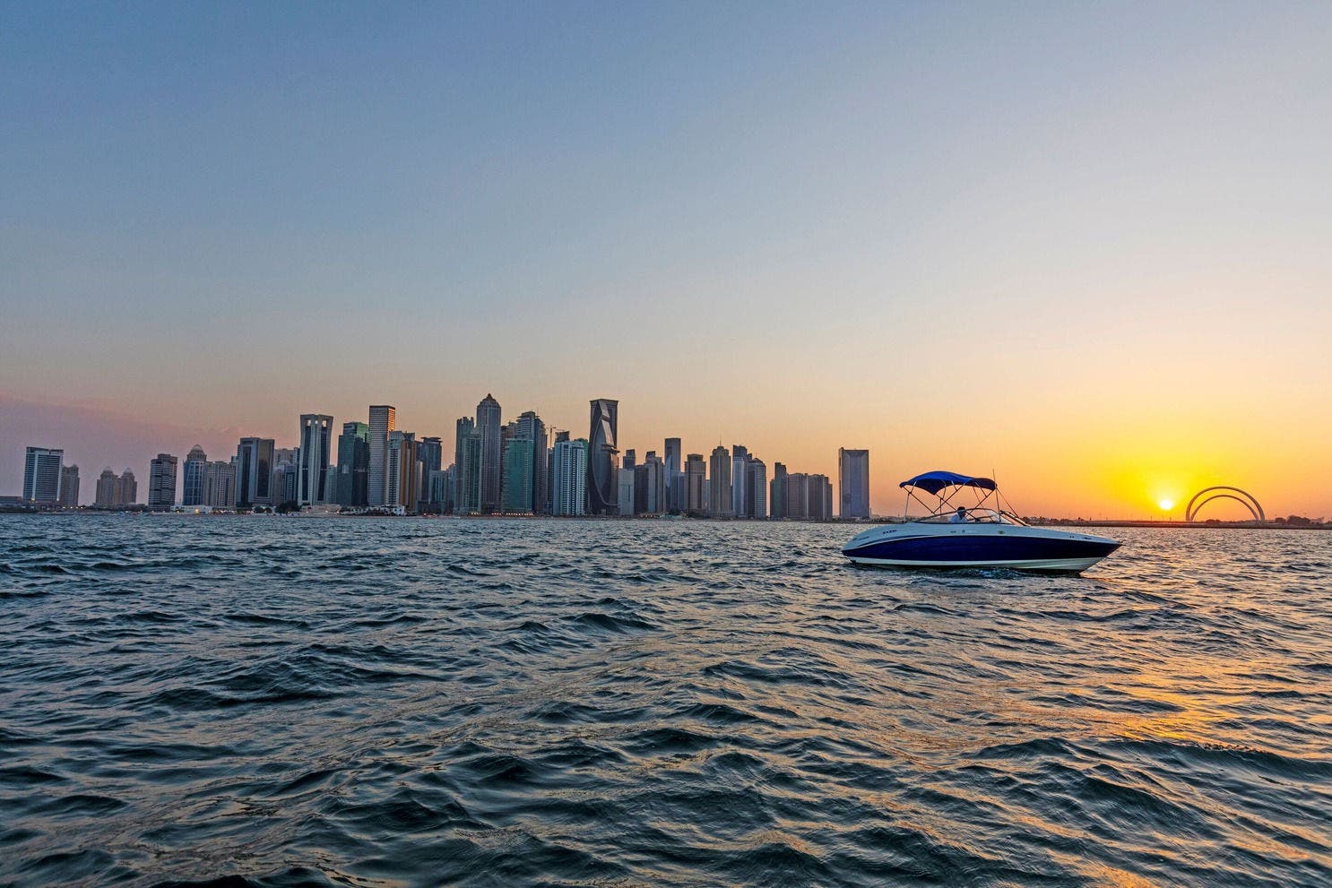 Paseo en barco al atardecer con bebidas incluidas