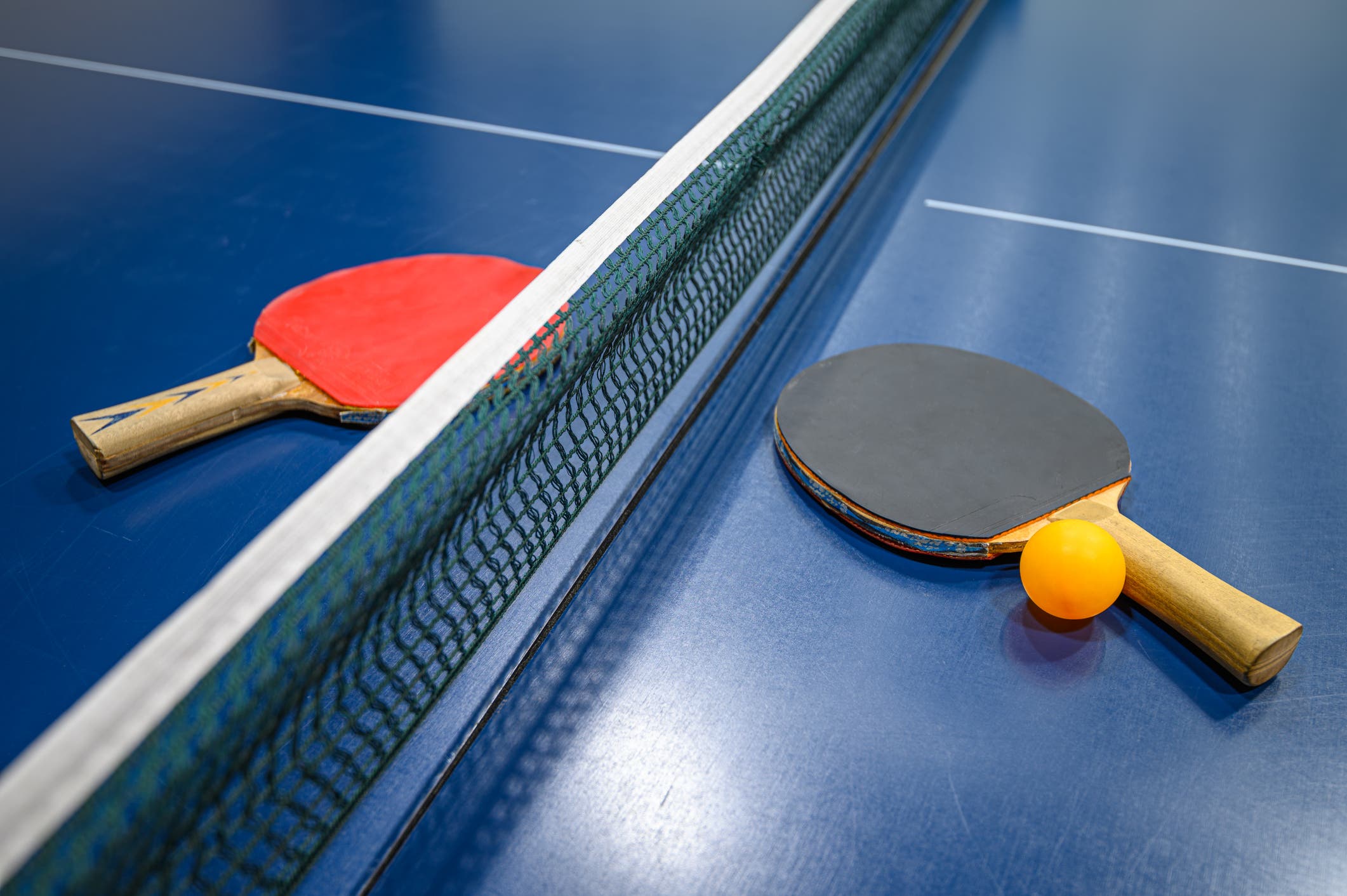 Настольный теннис первая ракетка. Table Tennis setka Cup. Спорт слепых настольный теннис. Протез для игры в настольный теннис.