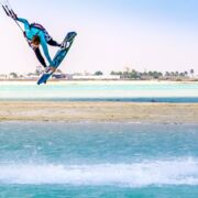 استمتع بتجربة ركوب الأمواج بالطائرة الورقية في قطر 